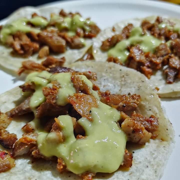 miriam_En's tweet photo. Tus taquitos de pastor bañados en salsa verde es todo lo que necesitas éste Martes!

Abrimos a las 2pm. 

#PaseleSiHay 
#TacosChingones 
#TacosDePastor 
#TaqueriaLaPiedrita 
#PozaRica https://t.co/e6rn0CZKrT