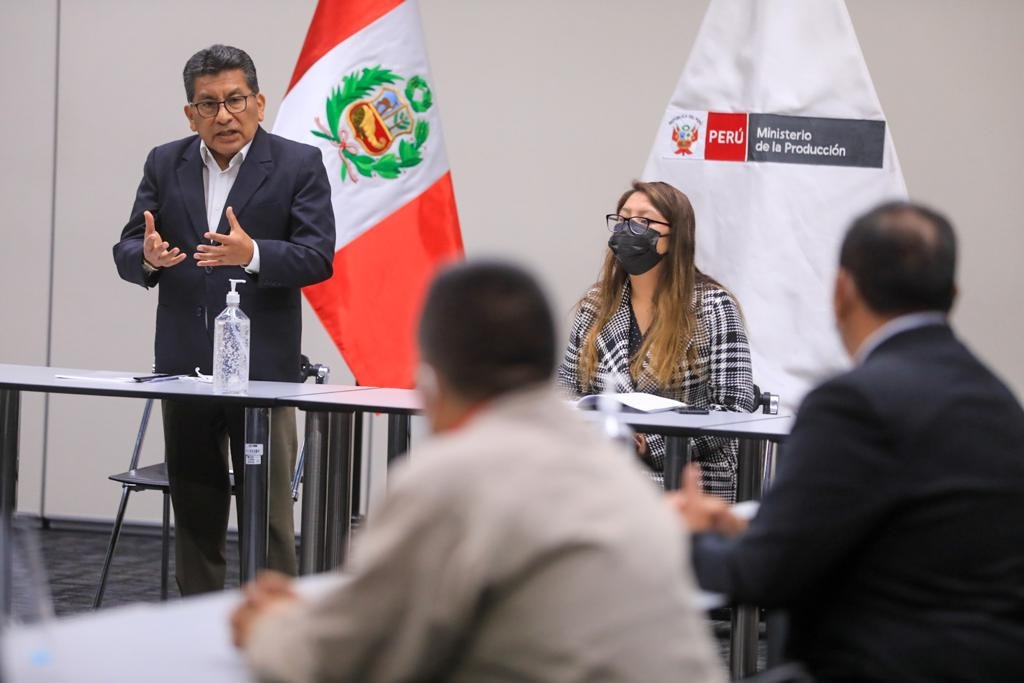 MINPRODUCCION's tweet photo. Tras la reunión, en la que también participó la viceministra MYPE e Industria, Lisel Huanca, se acordó una próxima cita para el martes 26 de este mes en la que se expondrán los avances en el #ParqueIndustrialdeAncón y la iniciativa de los comerciantes de #AAMEC. https://t.co/DeubFrw6DS