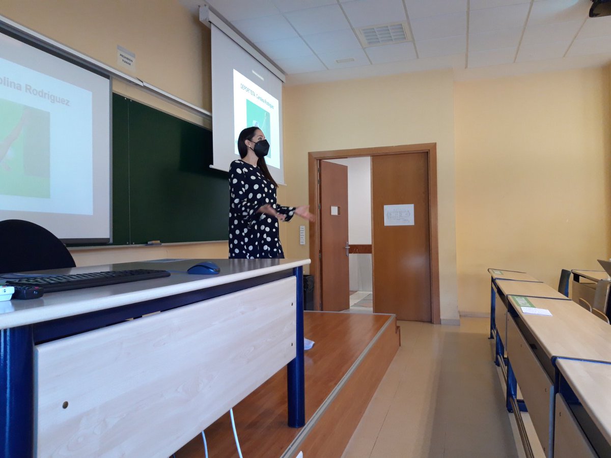 UPrieto's tweet photo. @CR3Ritmo gracias por aceptar mi invitación y dar esta charla a los alumnos de Periodismo deportivo. 
Es un placer tenerte en el aula!

#PeriodismoDeportivoUVa https://t.co/Q0ZRoD9Ayt