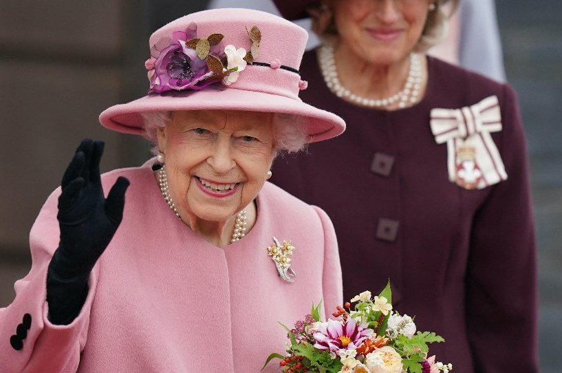 billetdefrance's tweet photo. 🇬🇧 FLASH- La reine #Elizabeth II a refusé le prix du magazine #TheOldie décerné aux personnes âgées
"Sa Majesté pense qu'on a l'âge que l'on ressent" a-t-elle fait savoir, estimant ne pas "remplir les critères pour accepter"
#UK #ElizabethII #RoyaumeUni #classeinternationale https://t.co/DuR626PgRD