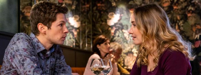 JeremyMarque's tweet photo. - INÉDIT -
@France2tv diffusera lundi 8 novembre à 21h05 #LeBruitDesTrousseaux écrit et réalisé par Philippe Claudel (adapté de son propre livre).
Avec notamment Cyril Descours, Déborah François, David Mora, Saïda Jawad...
La diffusion sera suivie d’un débat à 22h45. https://t.co/BWVKMLPlwW
