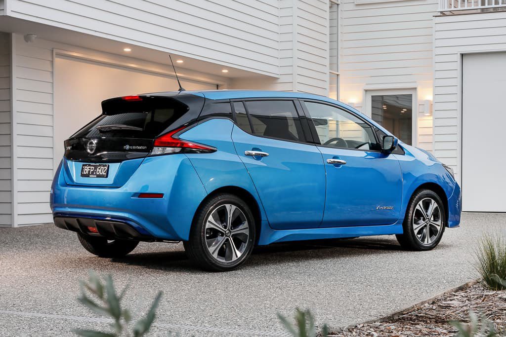 chileautos's tweet photo. En el 2010 se lanzó Nissan Leaf, uno de los autos eléctricos más vendidos a nivel mundial. Un #hatchback que según noticias de la marca, se convertiría en un #SUV para el 2025.
#nissan #nissanleaf #ev #autoselectricos #electriccar #autosnuevos #chileautos https://t.co/R3zmMbvcUK