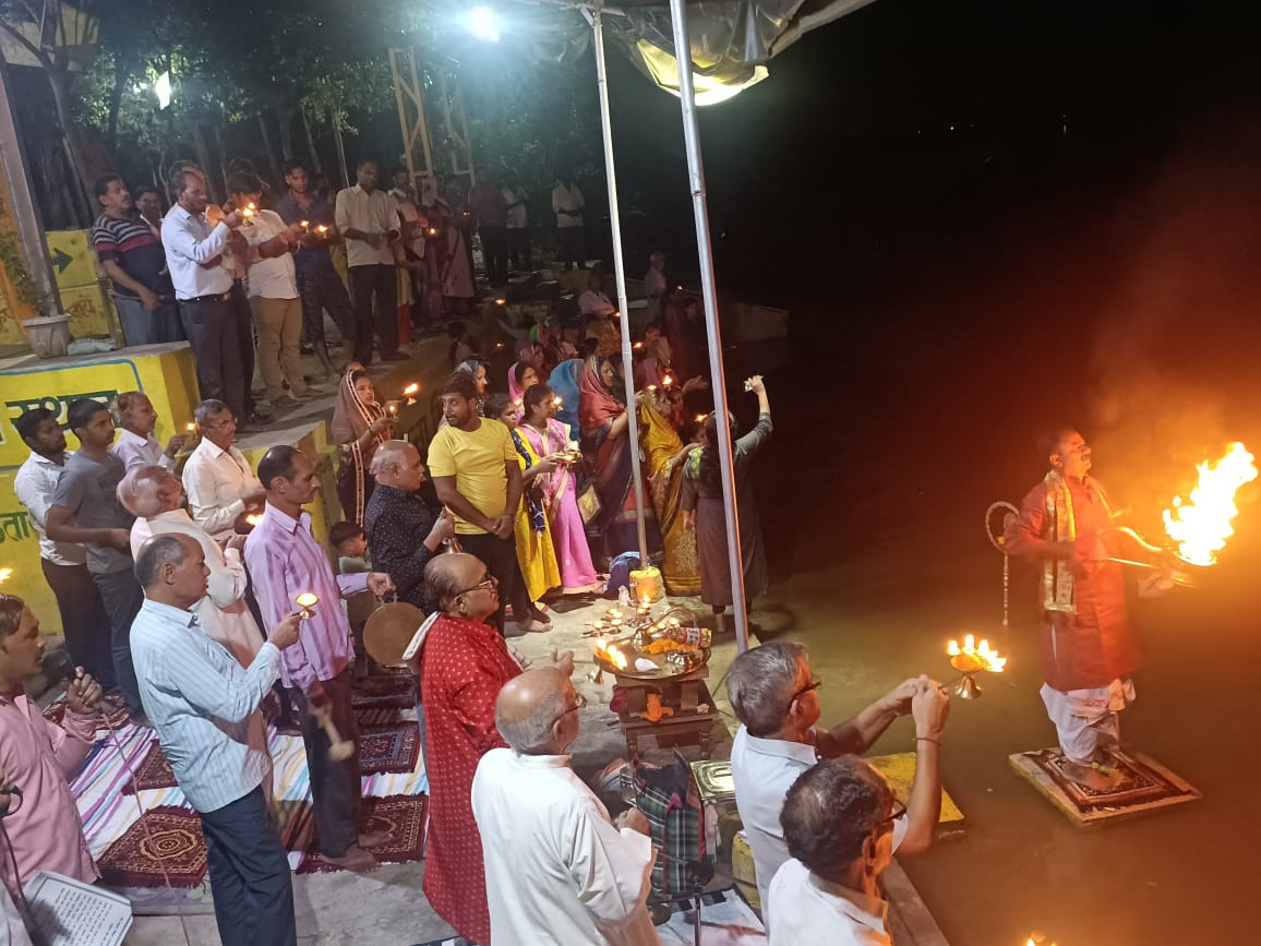 YamunaMission's tweet photo. आज के पावन पर्व पर पुण्य तीर्थ गऊघाट (बृज मथुरा पुरी) माँ श्रीयमुना जी की संध्या आरती दर्शन 🙏🙏  #aarti #GauGhat #Mathura #YamunaMission https://t.co/z1U6EJBxRA