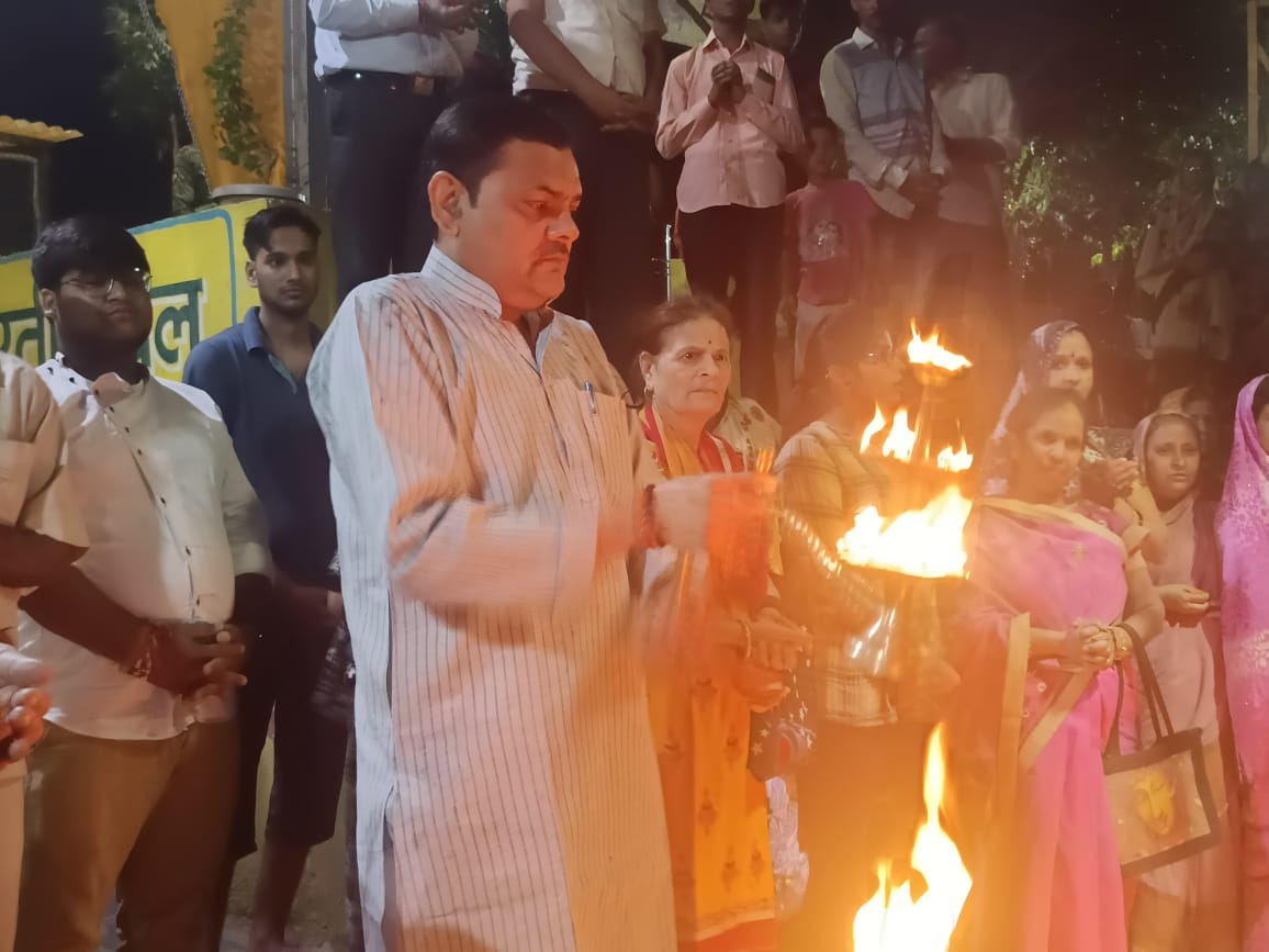 YamunaMission's tweet photo. आज के पावन पर्व पर पुण्य तीर्थ गऊघाट (बृज मथुरा पुरी) माँ श्रीयमुना जी की संध्या आरती दर्शन 🙏🙏  #aarti #GauGhat #Mathura #YamunaMission https://t.co/z1U6EJBxRA