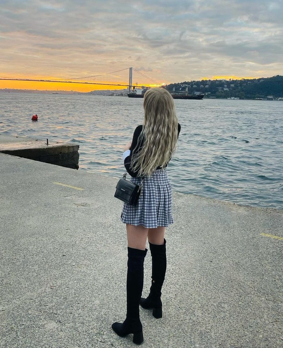 cy_moonlight's tweet photo. @cerenyaldzw Bir manzara olduğundan habersiz duruşun.🌅❤️ https://t.co/Zt1SY12lHb