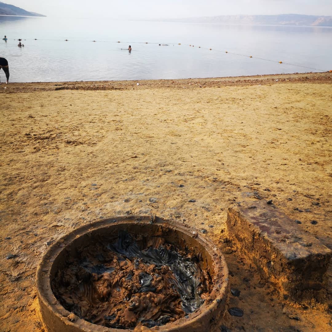ZinvolReizen's tweet photo. En dan toch nog maar een keer de Dode Zee in!!

Dit is ook de eerste keer dat ik me met modder insmeerde. Lekker zacht huidje nu 🙏

#dodezee #jordanie #ramada #drijven https://t.co/TIVPXk9LLY