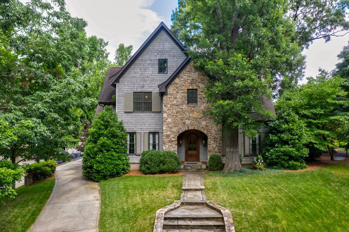 DMAHomes's tweet photo. The DM #homeofthemonth is this stunning custom home built by Dorsett Builders located in the Eastover/Sedgewood neighborhood!🏠
📍1105 Sedgewood Place Court | Charlotte, NC 28211
https://t.co/C8dTVg9qKn https://t.co/RXDMnp0NLf