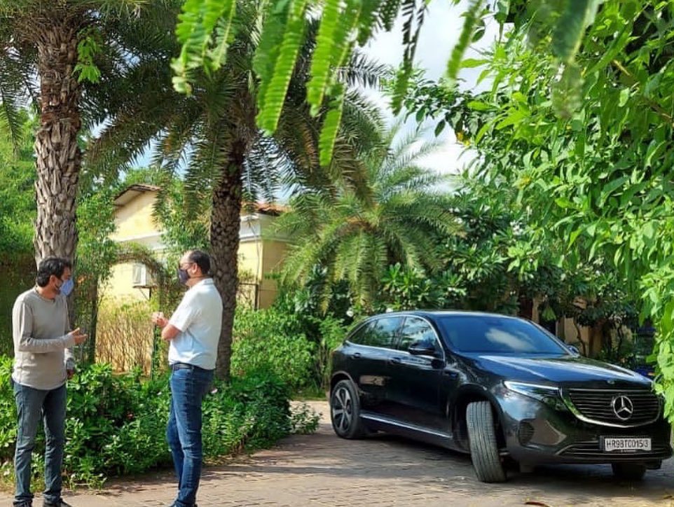 sidpatankar's tweet photo. A surprise visitor dropped into my shoot at the Westin Pushkar :) And the cool added bonus was a second #EQC! Gave us a great postcard shot moment (see 4th pic)! 
SVP

#MercedesEQ #EV #electric #SUV #EQAdventure https://t.co/vKAOTyHlls