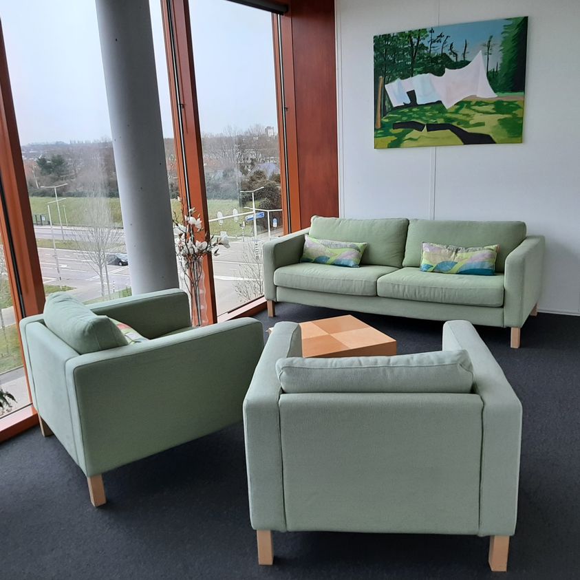 Ben jij een coach die graag in een zithoek zit? Of zit je liever aan een tafel als je iemand coacht? In de vergaderruimte Innovation kun je alle kanten op: er staat een zithoek én tafels.
Neem contact op voor onze speciale coachprijzen of boek direct:
seats2meet.com/.../674/Peer-A…