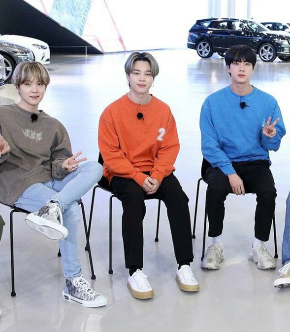 jimin sitting like a sweet sweet boy !