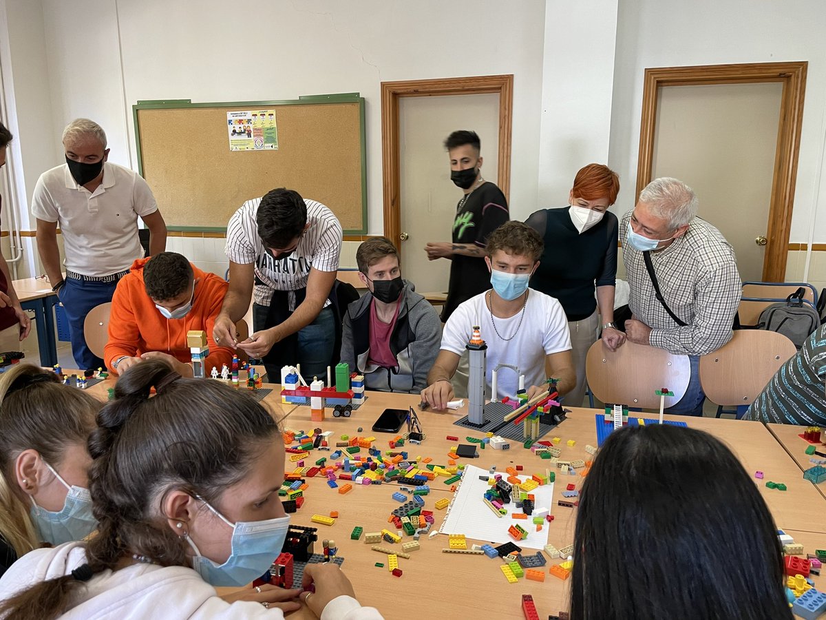 Aforo completo en el aula de emprendimiento <a href="/ies_nieves/">IES Virgen de las Nieves</a>. Buen comienzo 💪🏼💪🏼💪🏼💪🏼@pepetorrestor #FOLComparte