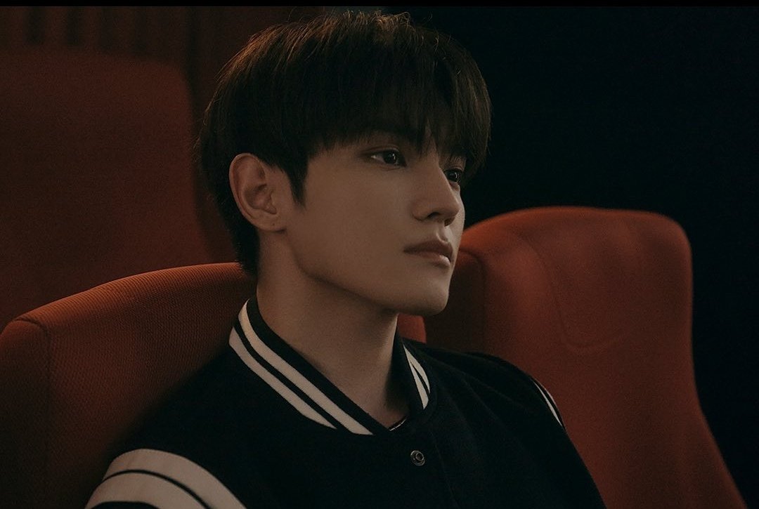 'นั่งตอนเพลงสรรเสริญขึ้นอีกแล้วหรอ'
'อือ'
'ระวังสลิ่มด้วยนะ'
'ก้กลับมาห้ามดิ'