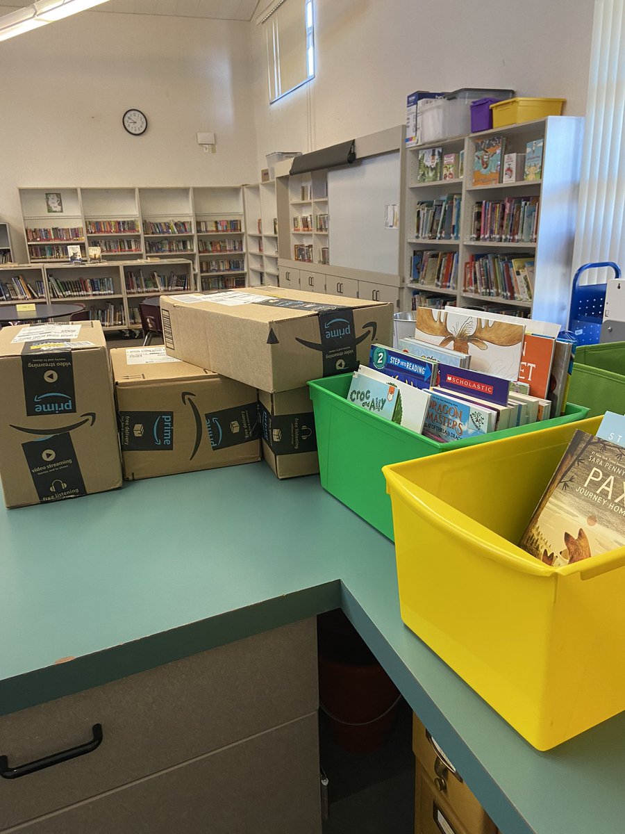 jessica_msyu's tweet photo. Christmas came early in the Oster school Library! Thank you Oster Home and school club for helping to raise readers! ๐๐๐
@OsterElementary #usdlearn #osterpride #osterhsc https://t.co/ykjs9PESqI