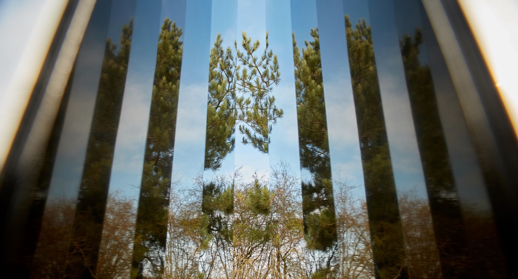 davidharber's tweet photo. For today’s #TexturedTuesday we are looking closely at the mesmerising reflections of David Harber’s latest sculpture, Sentinel. This sculpture was born out of a time that placed huge importance on remaining distanced from one another.
#Sculpture #DavidHarber https://t.co/k6gEqgxIL8