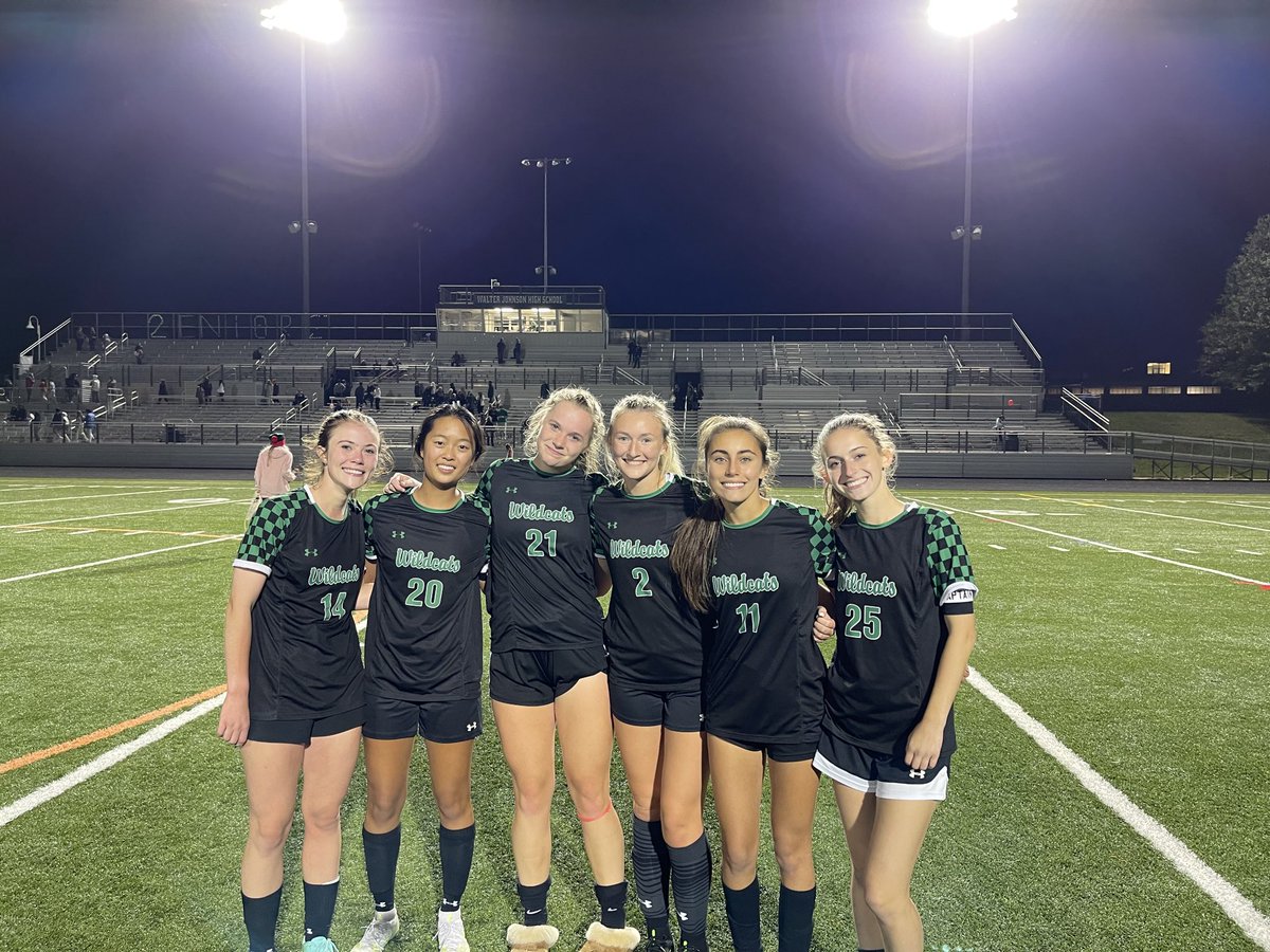 wjwomenssoccer's tweet photo. Class all the way ⚽️🏆#WJpride #srnight https://t.co/GAi1qQ1YtU
