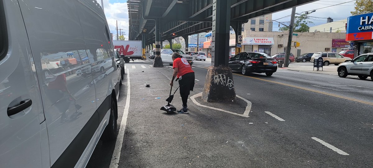 aceprogramsny's tweet photo. ACE has partnered with Council Member @EricDinowitzNYC to ensure the Bronx has daily cleaning routes that includes removing litter and changing full garbage cans. Thank you for your support!
#ACE #NYC #ACEPrograms #District11 #Bronx https://t.co/yLihJflzch