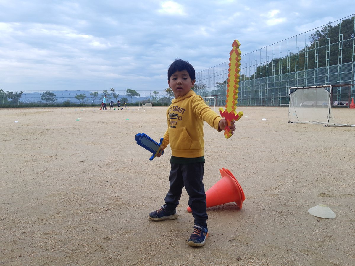 ASL24183774's tweet photo. これが僕のサッカースタイル😁
今から本気でサッカーやるぞ😆
#木津川市 #木津川台 #城山台 #光台 #相楽台 #兜台 #精華町 #精華台 #LeoSelect #年中さん #少年サッカー #幼児クラス #サッカーの導入 #絶対負けられない戦い #戦い方間違ってるよ #楽しければいいや https://t.co/FkxHG0KBU5