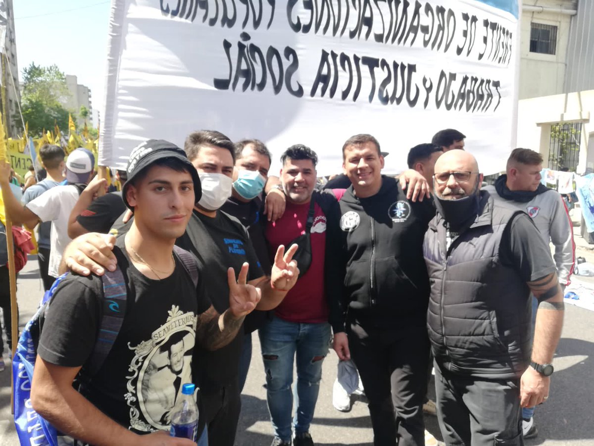siunfletraok's tweet photo. ✔️Este lunes 18 de octubre, nuestro conductor @PereyraMarioA y más de 2000 compañeros fleteros- militantes de la Agrupación  Identidad Azul y Negra- participaron de la marcha por el Día de la Lealtad Peronista. https://t.co/PPal9DMziM