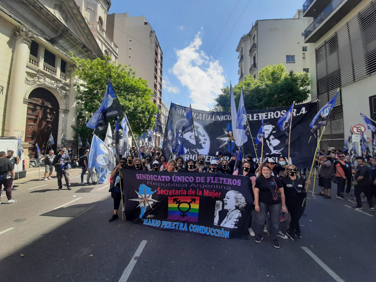 siunfletraok's tweet photo. ✔️Este lunes 18 de octubre, nuestro conductor @PereyraMarioA y más de 2000 compañeros fleteros- militantes de la Agrupación  Identidad Azul y Negra- participaron de la marcha por el Día de la Lealtad Peronista. https://t.co/PPal9DMziM