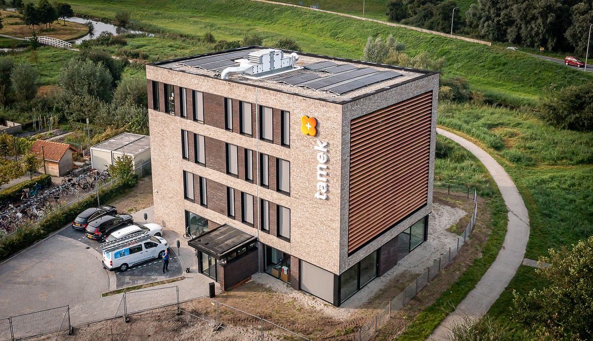 DeGildenGroep's tweet photo. Recent mochten wij voor Tamek Accountants &amp; Belastingadviseurs hun nieuwe kantoorpand opleveren. Het pand zelf is al mooi, maar op deze locatie komt het deze helemaal tot zijn recht. 👌🏻 https://t.co/LP2FuFrWLo