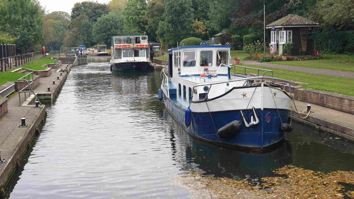 RomneyWeir's tweet photo. Some #boating through my lock this afternoon, keen to experience the joys of #HandWind 💪 💪💪  #Thames #Windsor https://t.co/jRj5t6LpJe
