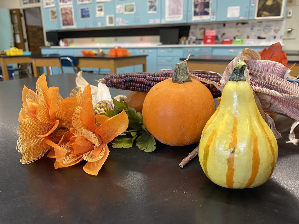 MrsBartuneksAr1's tweet photo. Thanks to @mjsheirlooms for the beautiful corn! 6th graders are using various fall items to practice for their upcoming contour still life drawings.  #nrcsd #nrcsdchat #nrnt2122 #artteachers #TEACHers @haverstrawelem #art https://t.co/PkIamTusgy
