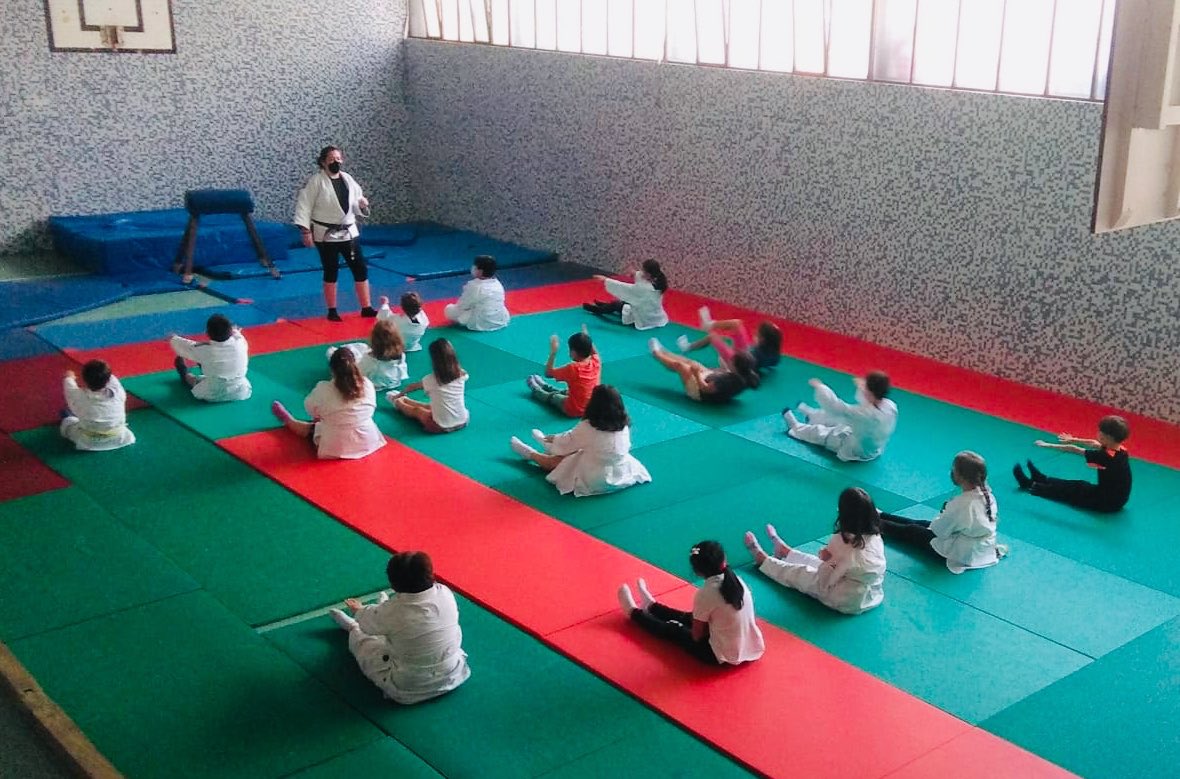 ActivaRedes's tweet photo. En el colegio @PIOXIIVAL se inician al #judo practicando la caรญda #ukemis ๐๐๐ https://t.co/5c1X1FyDGa