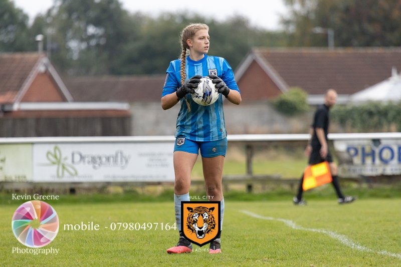 HullCityLFC's tweet photo. Number 1 - Abi Wallace 🧤⚽️

Clean sheet &amp; player of the match award on Sunday for 17-year-old Abi! 🐯

Some fantastic saves &amp; reflexes to earn the Tigresses a point!

🤝🏻 @PPHullCity + Patricia 
🤝🏻 @Awards_FC_
🤝🏻 Holy Brunch - @hullskitchens

#TigressWay | #OneTeamOneDream https://t.co/EKWmkzCys0