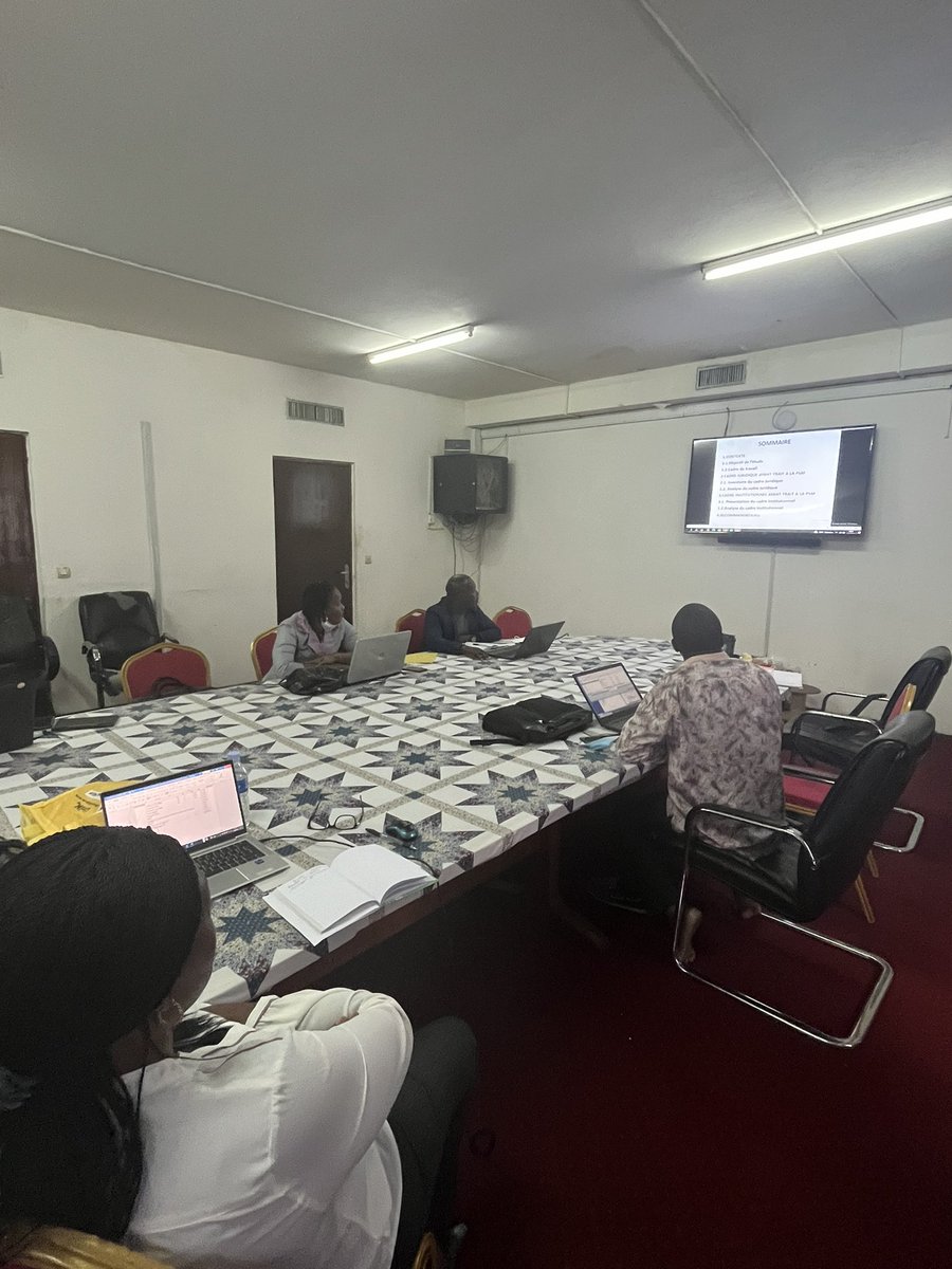 gestion_aa's tweet photo. Séance de travail avec les consultants juridiques. Elle était relative au rapport sur l évaluation du cadre juridique et institutionnel national en matière de PSM. @MamiWataProject @GRIDArendal @WorldBank  #msp #psm https://t.co/Yyb2lFeXQb