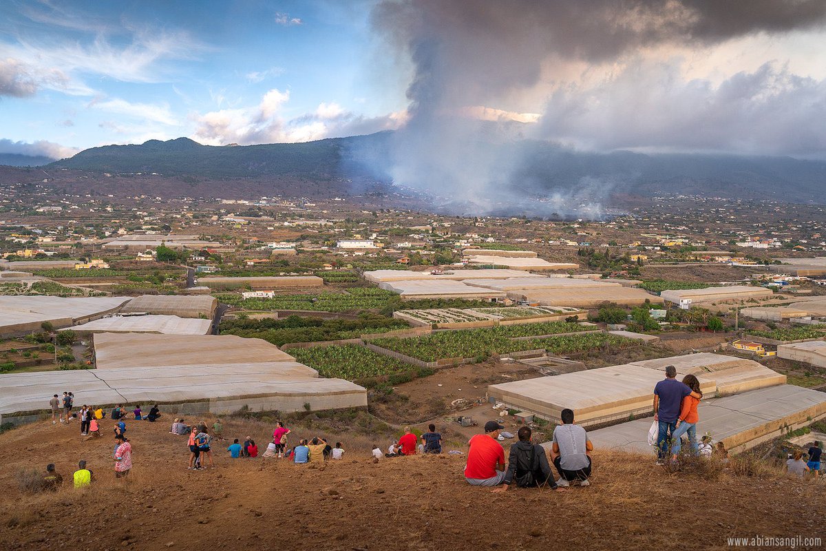 MeteoCotedAzur's tweet photo. 🇪🇸🌍 #InfoMonde : Le même endroit, à 25 jours d'intervalle ! La lave du volcan #CumbreVieja sur l’île espagnole de #LaPalma, a déjà recouvert 763 ha et détruit 1 956 bâtiments, selon les derniers chiffres du gouvernement espagnol. Et l’éruption ne semble pas se terminer ! https://t.co/RyTI3UHoAG