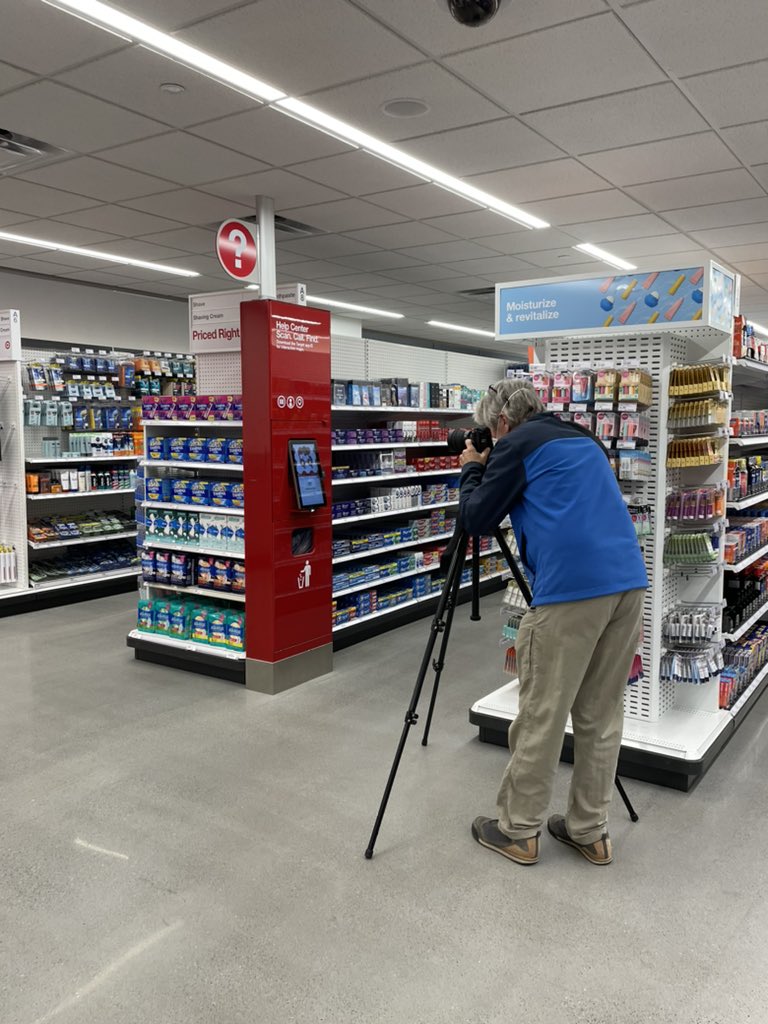 Ryan_AtTarget's tweet image. Final truck and final touches for our soft opening tonight! #3405