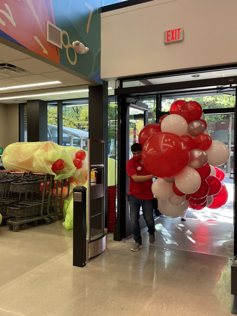 Ryan_AtTarget's tweet image. Final truck and final touches for our soft opening tonight! #3405