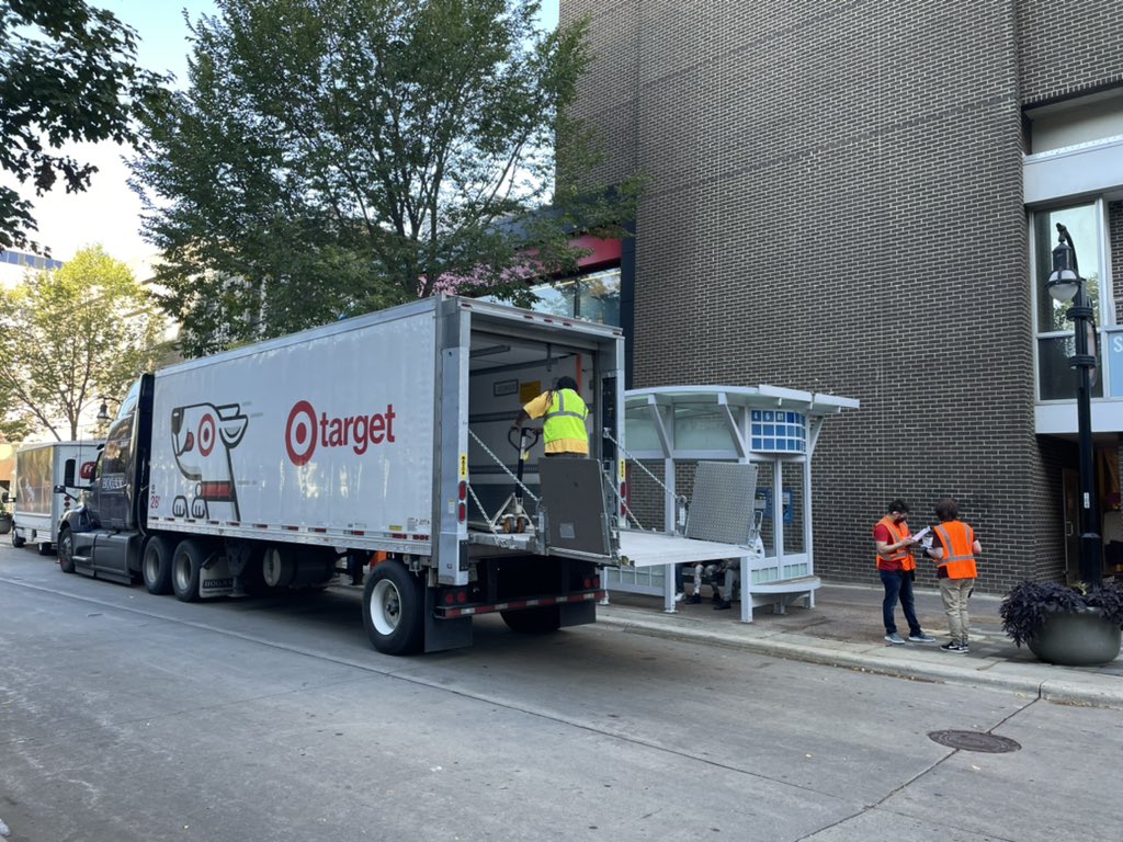 Ryan_AtTarget's tweet image. Final truck and final touches for our soft opening tonight! #3405