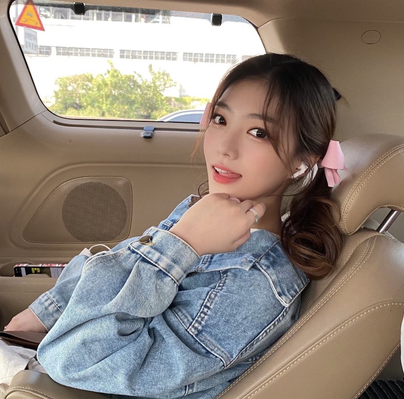 haneulzones's tweet photo. she’s so precious 🥺 https://t.co/jBsvCWJr8o