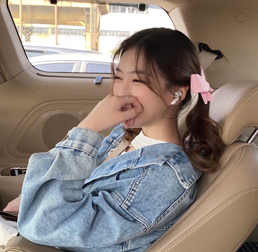 haneulzones's tweet photo. she’s so precious 🥺 https://t.co/jBsvCWJr8o