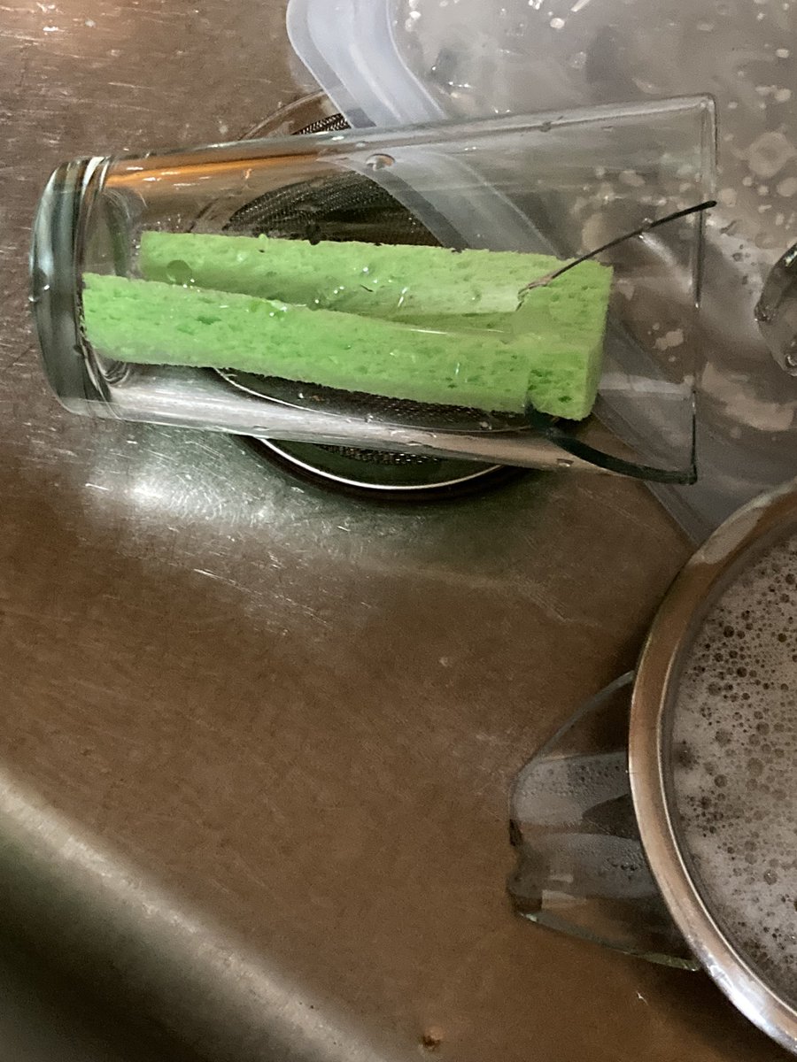 arkayehs's tweet photo. never doing dishes again 🙂👍🏻 https://t.co/jn3527QAE3