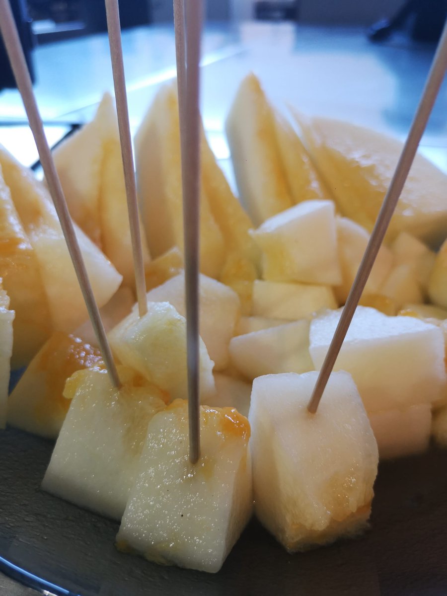 SlowFoodMadrid's tweet photo. DEL CAMPO A LA MESA CON SLOW FOOD en @MasterDGrupo y colaboración @SlowFoodMadrid  y @slowfoodZGZA Seminario y show cooking sobre la Borraja de Aragón y el Melón de Torres de Berrellén  recuperado y protegido en el @arkoftaste  de Slow Food. Alimento Bueno, Limpio y Justo. https://t.co/BUjaRjROaQ