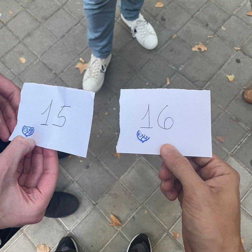 bukaneros92's tweet photo. Desconocemos el porqué de las quejas del Rayismo, incluidas las nuestras, contra el fútbol moderno, si nuestro club vive en los años 60.

Así organiza el @RayoVallecano la fila para la renovación de abonos. Así cita para mañana a los abonados que se han tirado horas esperando hoy https://t.co/uLxXUOaXRs