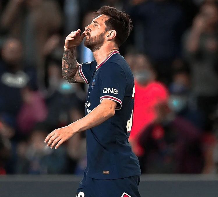 Paradis3Rsa's tweet photo. The media has relentlessly been campaigning for Benzema for the Ballon d'Or. Messi gets the opportunity to score a hat-trick to shut them up, but he doesn't care, he decides to give Mbappé the penalty at the last minute.  

Unbelievable. https://t.co/p8dkPbrpn1