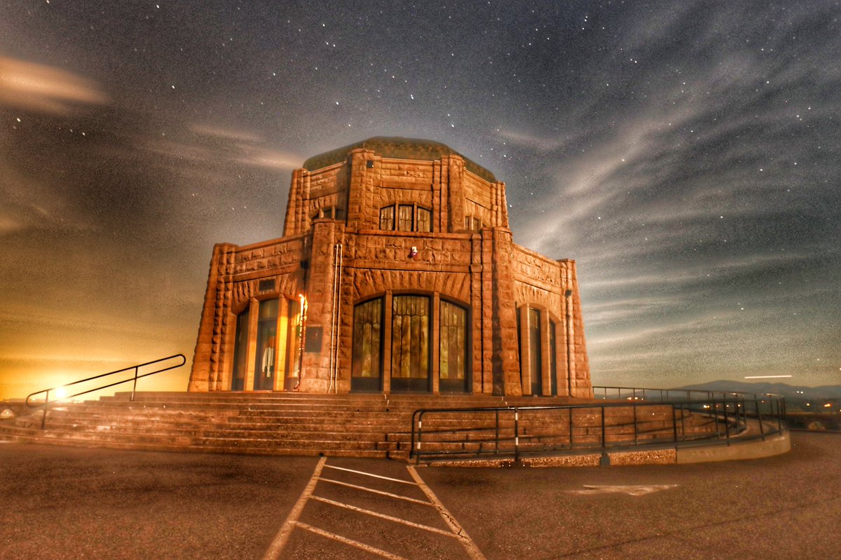 KristinSh77's tweet photo. Playin around with night pictures… Vista house♥️ https://t.co/rPZDZZUUMA