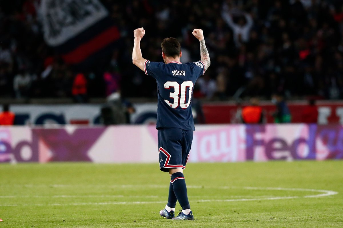 Messi10Era's tweet photo. Messi handed 30 penalties over to his
teammates, 8 of which would have allowed him to complete a hattrick:

-Neymar (11)
-Suarez (9)
-Eto'o (3)
-Griezmann (3)
-Coutinho (2)
-Ibrahimovic (1)
-Mbappe (1)

Most unselfish player of all Time 🐐 https://t.co/46vvBJpW50
