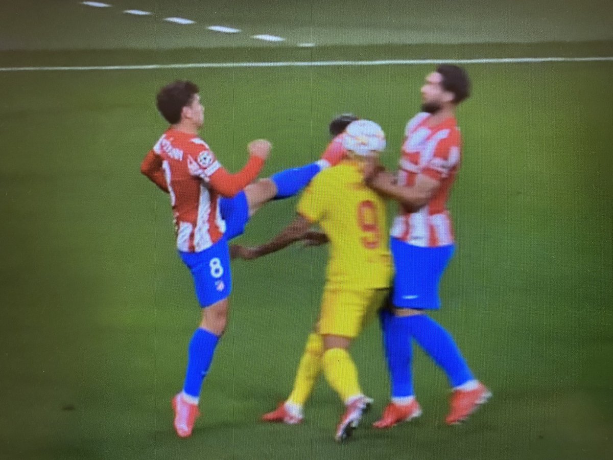 Josemmabet's tweet photo. Aquí están las dos acciones.

Roja para Griezmann y amarilla para Ibra.

Si no son/somos capaces de diferenciar otras acciones, cómo vamos a diferenciar en directo que una es amarilla y otra roja 🤷‍♂️ https://t.co/HficXlmlBB