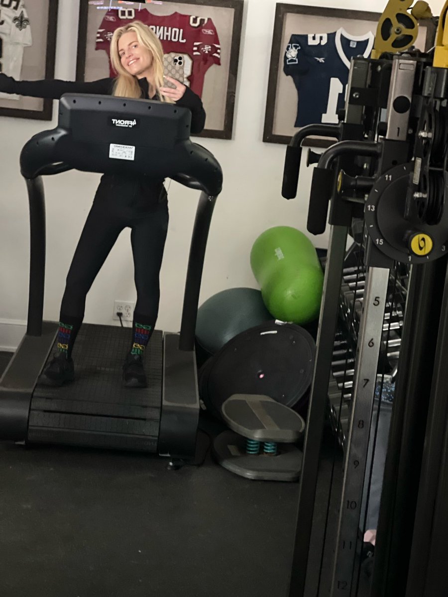 JessicaSimpson's tweet photo. First day back at it and I’m already hurtin’ and feelin’ real dramatic about being sore. I have been craving this, but procrastinating. One work out and I am determined to not let myself down. Although I will be eating a brownie to give myself some points! #beastmode #goMOMSgo https://t.co/WShDmLZzWQ