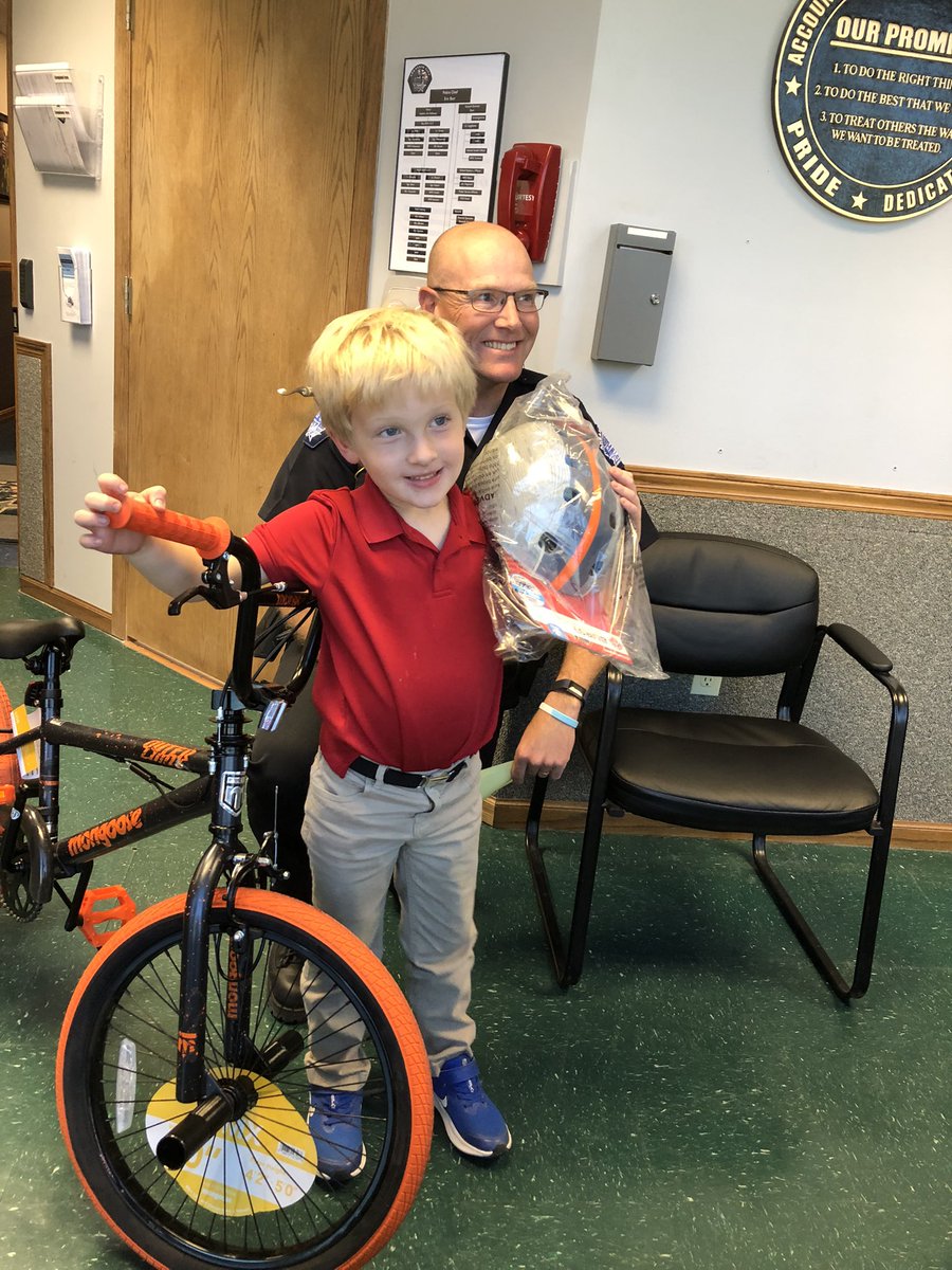 ArkCity_Police's tweet photo. Some days what we do isn’t fun, but interactions like this one bring much joy to the officers in our department. Today we have away two bikes, and as you can see, there were smiles all around.
#communitypolicing #ACPDcares https://t.co/UyThtZ3kGN