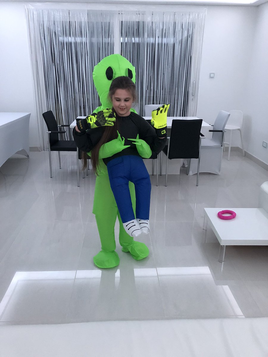 Hannahli1989's tweet photo. Aliens do exist!!! @PROGK gloves are out of this world👽 😂
#goalkeeper #goalkeepergloves #PROGK #GKU #TEKTA
🧤🧤
https://t.co/56FTtEH0Xu https://t.co/eWg9VjgmRz