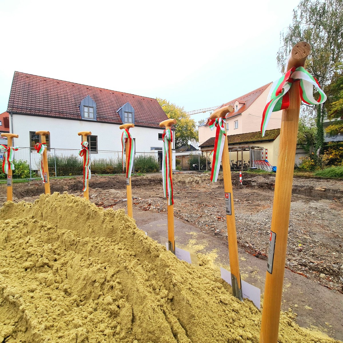 BZitzelsberger's tweet photo. Jetzt kann's losgehen: #Spatenstich für die Erweiterung des #Bürgerhaus #Pfersee. Zuvor durchgesetzt: #Bürgerbeteiligung vor Entscheidung im #Stadtrat und kein Eingriff in den #Schlösslepark.
Gewinner: #Familien, Menschen mit #Behinderung und #Umwelt
Mehr: https://t.co/J2GmaZ0lAw https://t.co/WL2oYFtFko