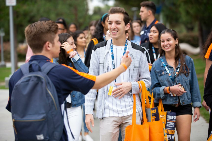 It's #TransferStudentWeek here at #CSUF! Prospective Titans are welcome to join us on campus for our Fall in Love with Fullerton event this Saturday, October 23rd, to see all that CSUF has to offer. Registration is open now, so RSVP today!

Learn more: fullerton.edu/or/fall_in_lov…