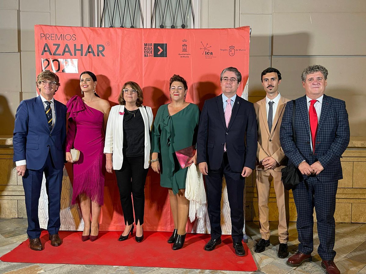 miriamguard's tweet photo. Noche de reencuentros donde la magia de las artes escénicas nos ha vuelto a regalar felicidad. 

La cultura es segura.Apoyemos entre todos a las industrias creativas y. 

Enhorabuena @MurciaaEscena y a todos los premiados y a todo el talento de la Región. 

#Premiosazahar 2021 https://t.co/VWZFK6Vh1h
