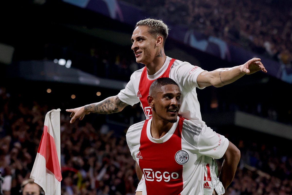 ChampionsLeague's tweet photo. What. A. Performance.

⚪️🔴 Ajax equal their biggest home win in the Champions League 
⚫️🟡Dortmund suffer their heaviest defeat in this competition 

Sum up this @AFCAjax team in three words 👇

#UCL https://t.co/RflORYUrCD