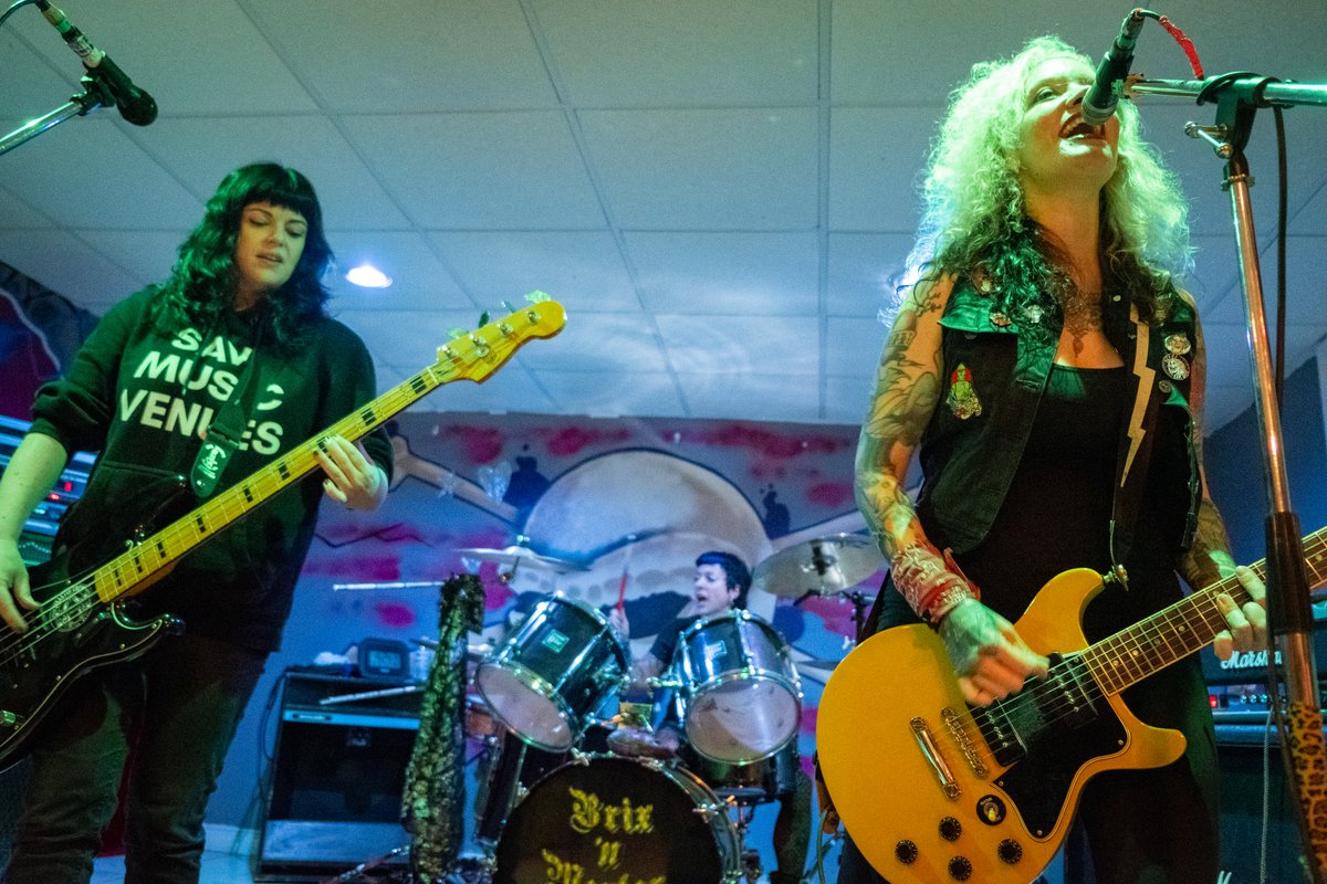 TJSweetheart's tweet photo. GUYS. LOOK. IT'S JULIE TWO TIMES ! And not in stupid Texas!! Thank you to the very talented Joe MacFadzen  for the rad pics and of course to Julie for making the trip to Salem!! More pics tomorrow!
#tijuana_sweetheart https://t.co/Hewf48HsZM